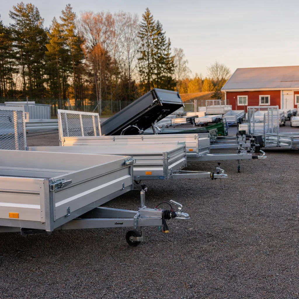 Olika typer av släpvagnar uppställda på en återförsäljares tomt